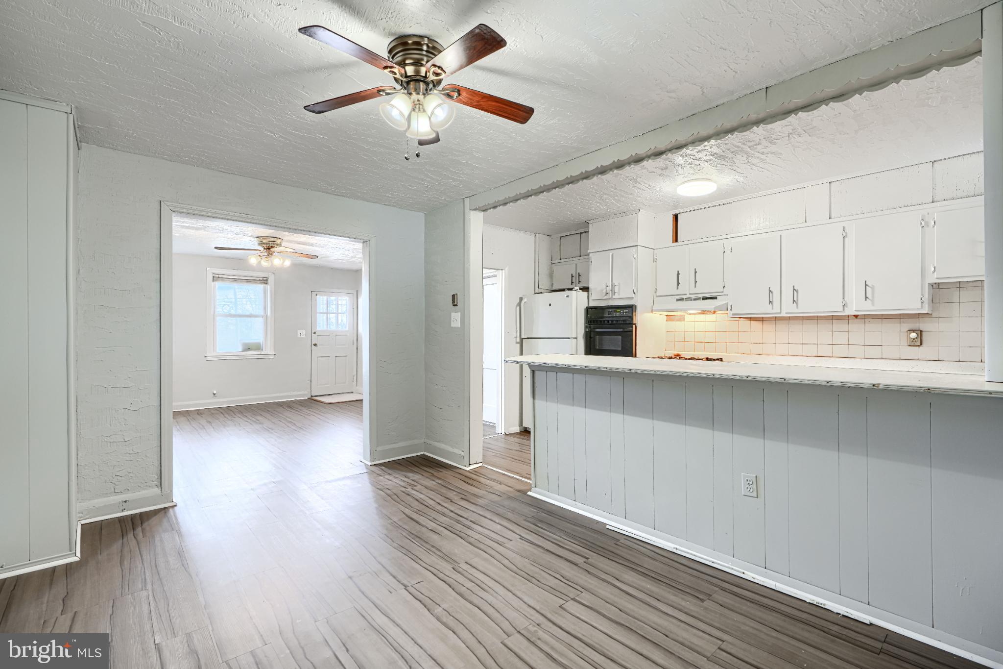 1302 Edison Highway Baltimore, MD 21213 - Photo 8 of 27 a view of a kitchen with electric appliances and cabinets