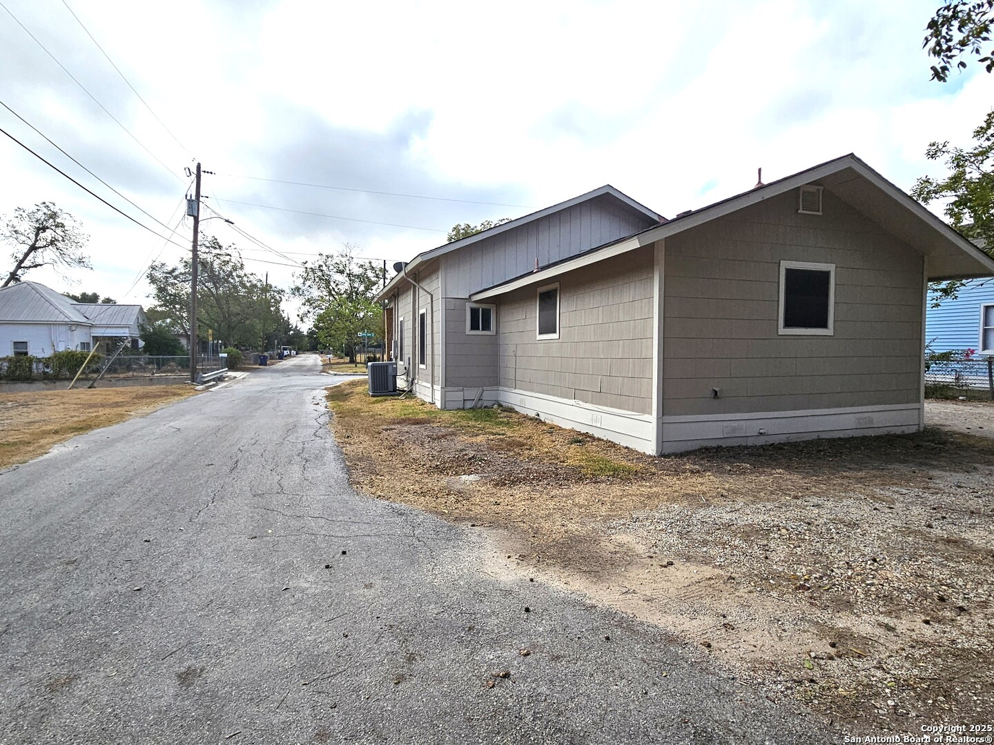 105 Santa Clara Street Cibolo, TX 78108 - Photo 33 of 35 a backyard of a house