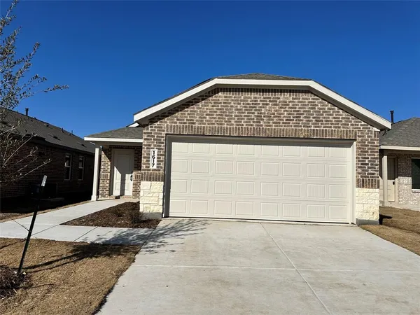 a view of a house with backyard