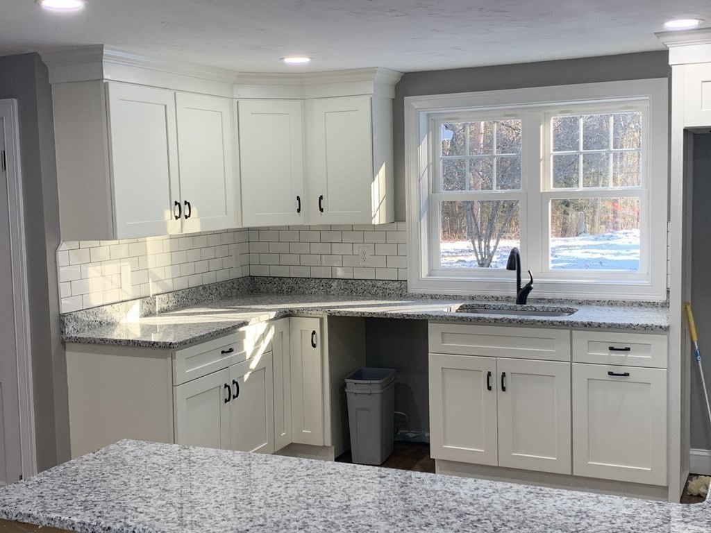 138 S Road Holden, MA 01520 - Photo 5 of 38