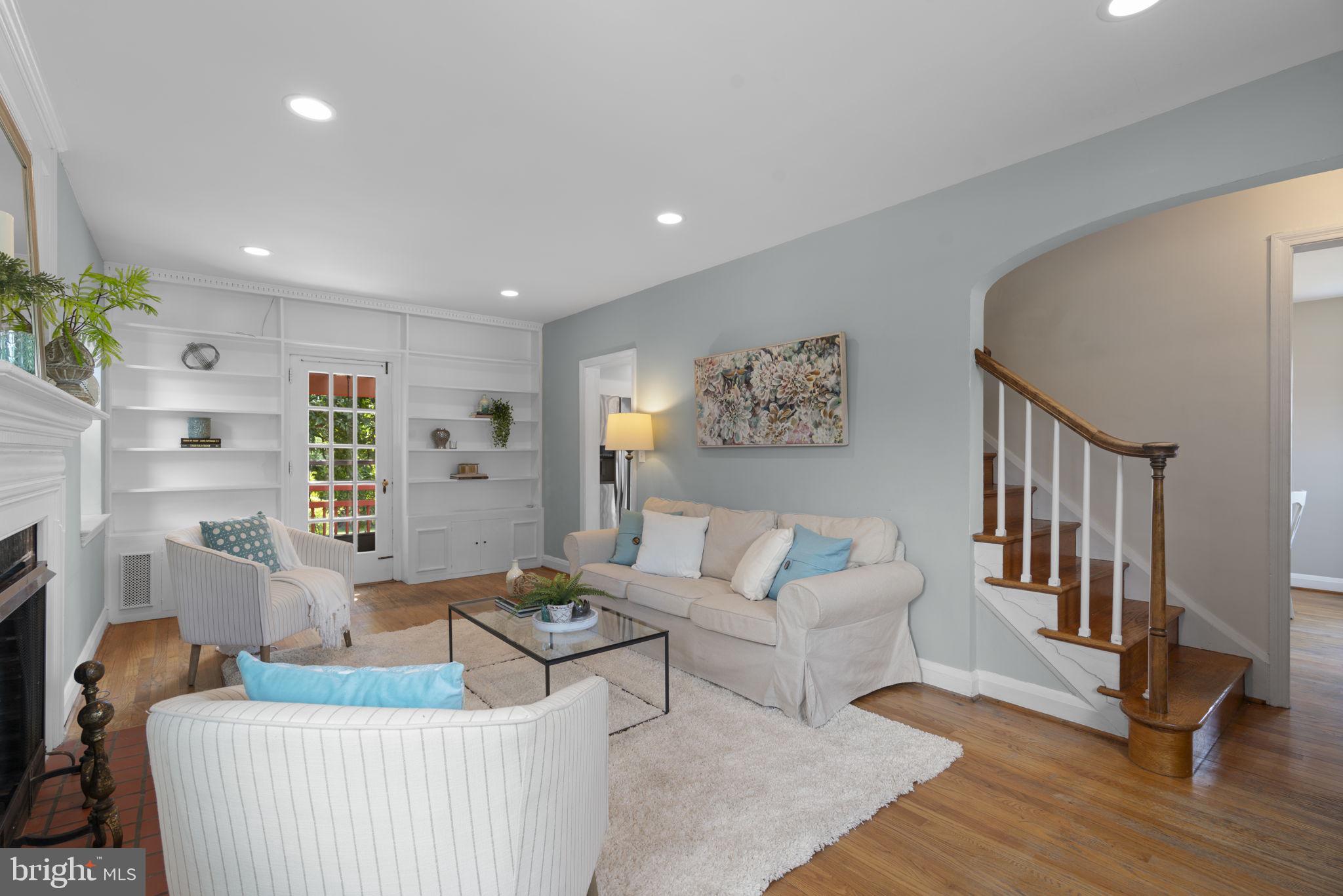 35 Tanglewood Road Baltimore, MD 21228 - Photo 4 of 42 Neutral palette and built-ins