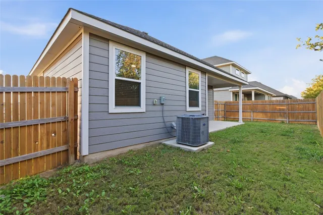 a view of a house with backyard