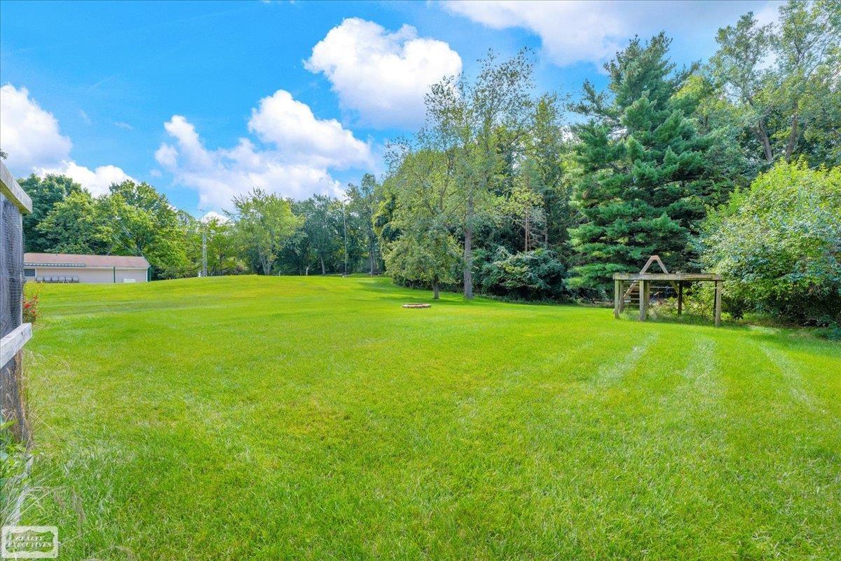 4175 Crocus Road Waterford, MI 48328 - Photo 30 of 33 50152983-3f239416-fc7d-4a7d-8aed-c3c746e8b0af.JPG