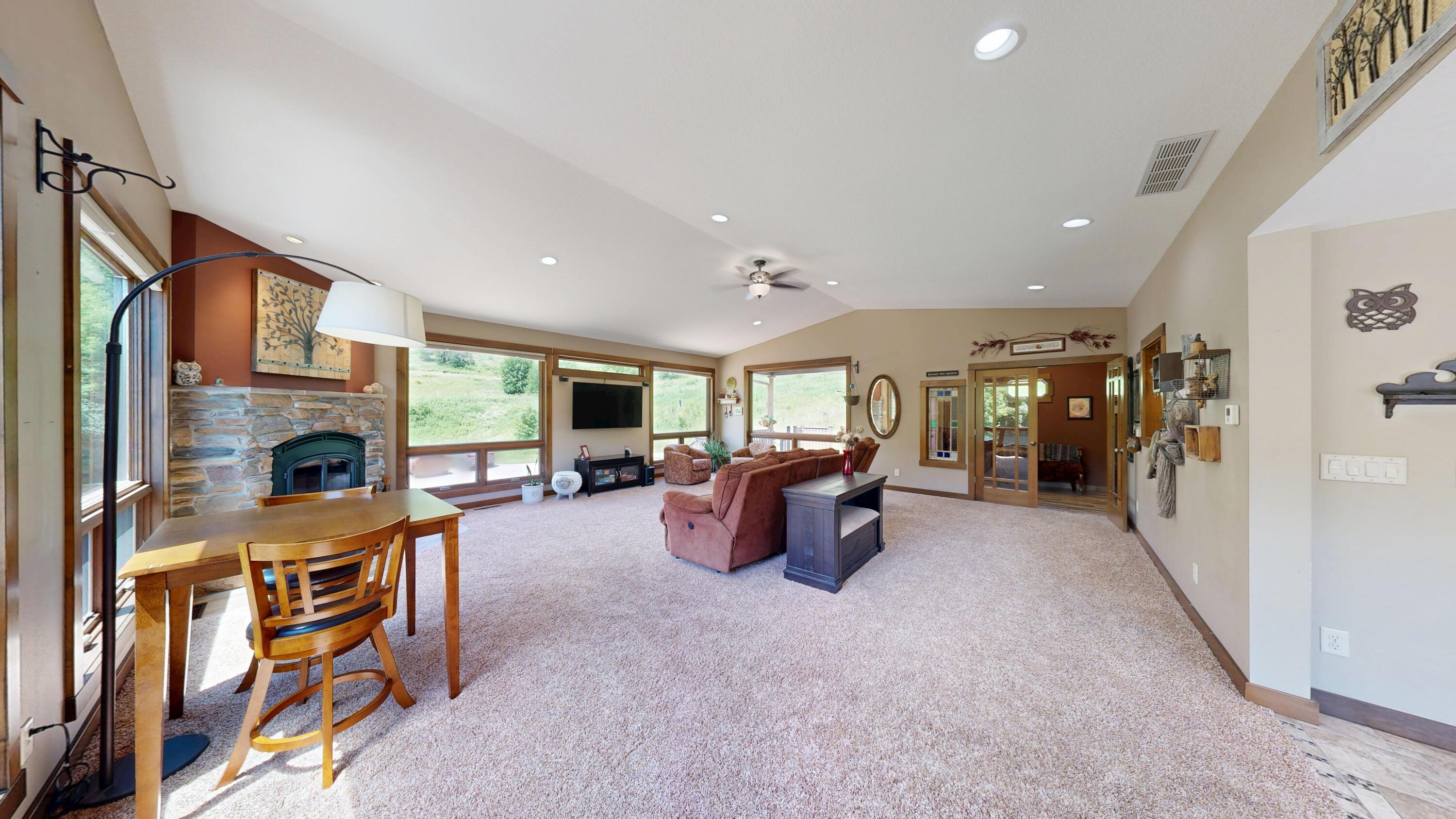 580 Skunk Hollow Road La Crescent, MN 55947 - Photo 11 of 83 Living Room