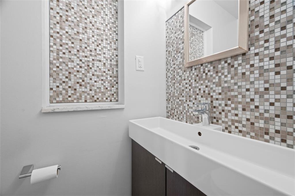 441 Old Farm Road Pittsburgh, PA 15228 - Photo 19 of 33 a bathroom with a bathtub and shower