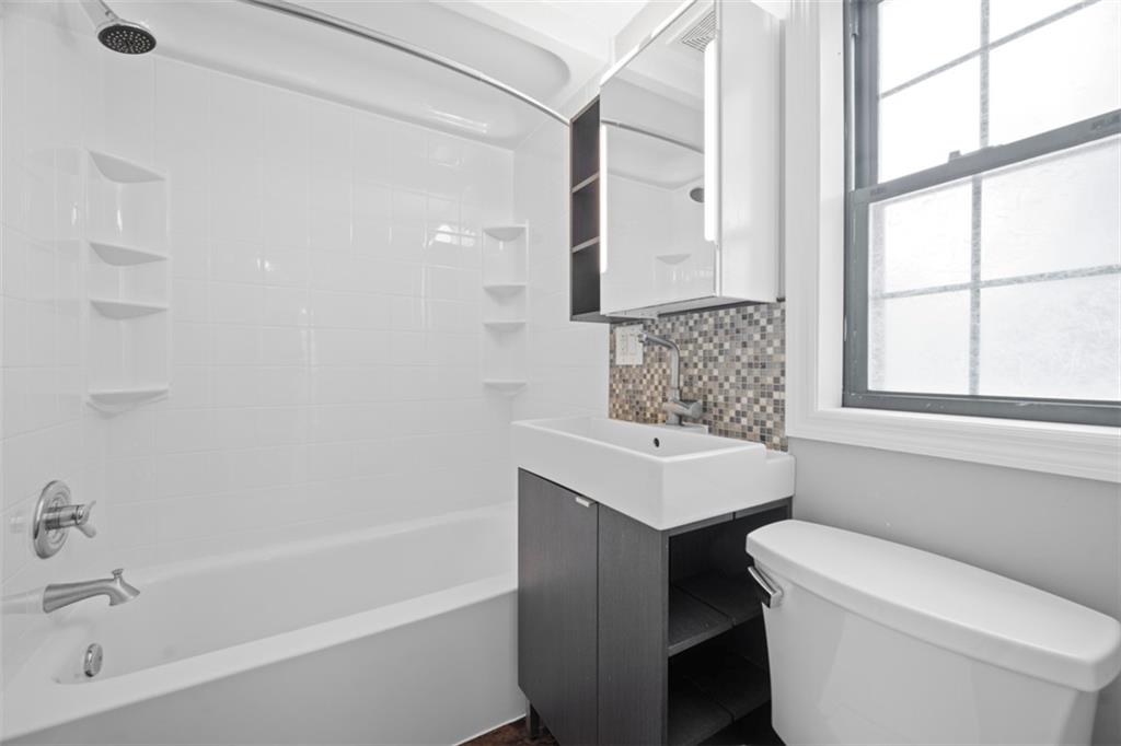441 Old Farm Road Pittsburgh, PA 15228 - Photo 24 of 33 a bathroom with a sink toilet vanity and bathtub