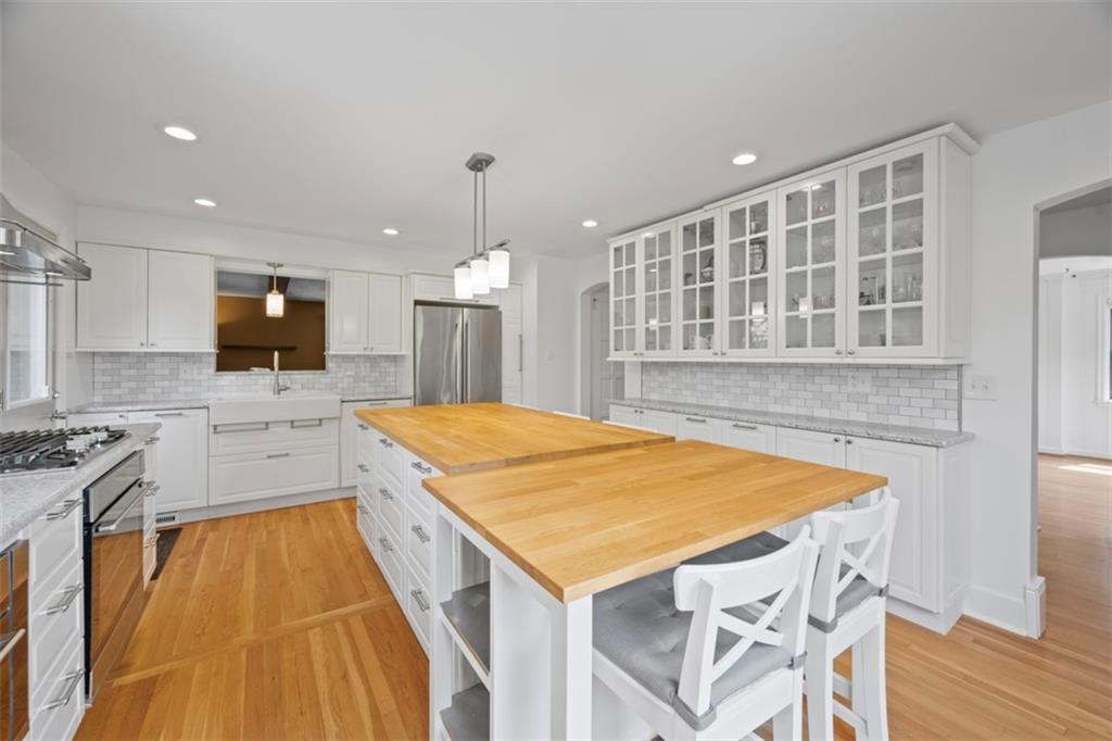 441 Old Farm Road Pittsburgh, PA 15228 - Photo 6 of 33 a kitchen with a table chairs sink and microwave