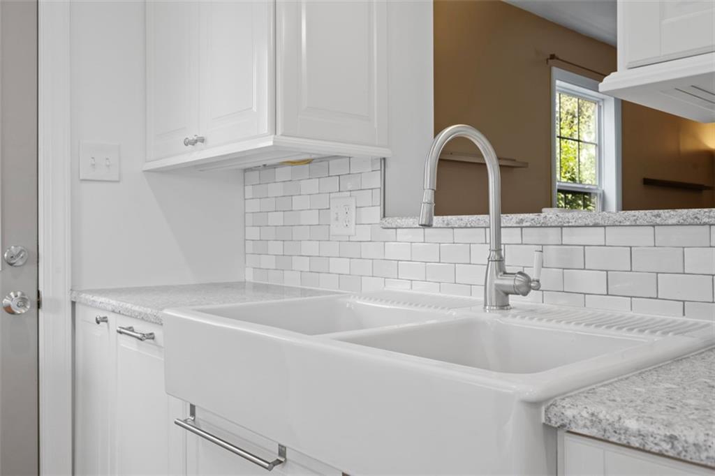 441 Old Farm Road Pittsburgh, PA 15228 - Photo 8 of 33 a bathroom with a sink and a bathtub