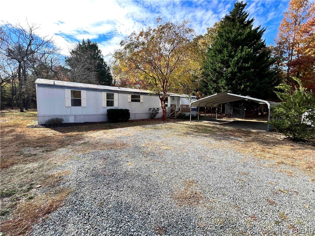 Manufactured / mobile home with a carport