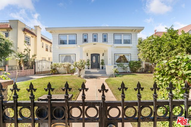 a view of a house with backyard and trees