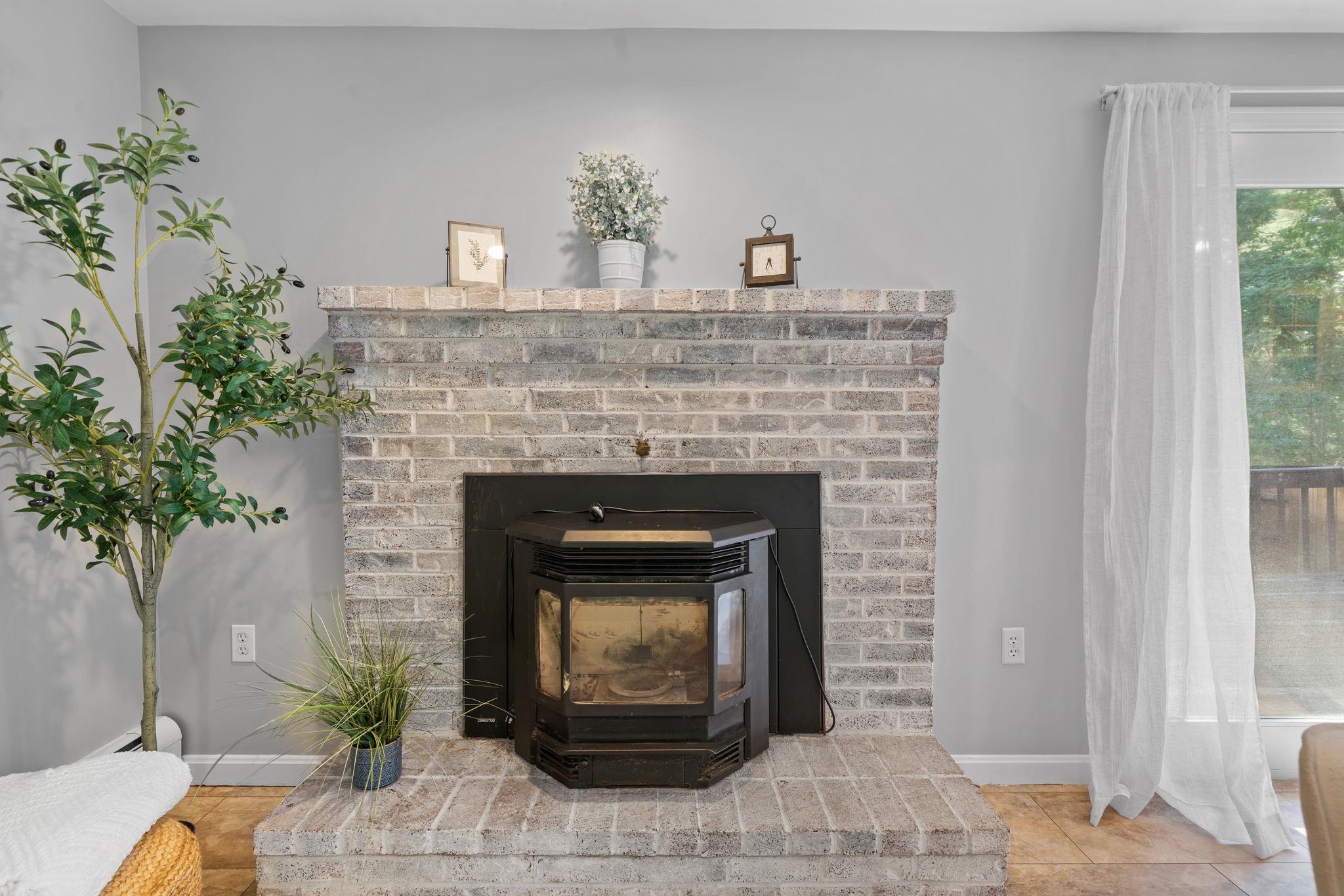 23 Mid. Dunstable Road Nashua, NH 03062 - Photo 7 of 48