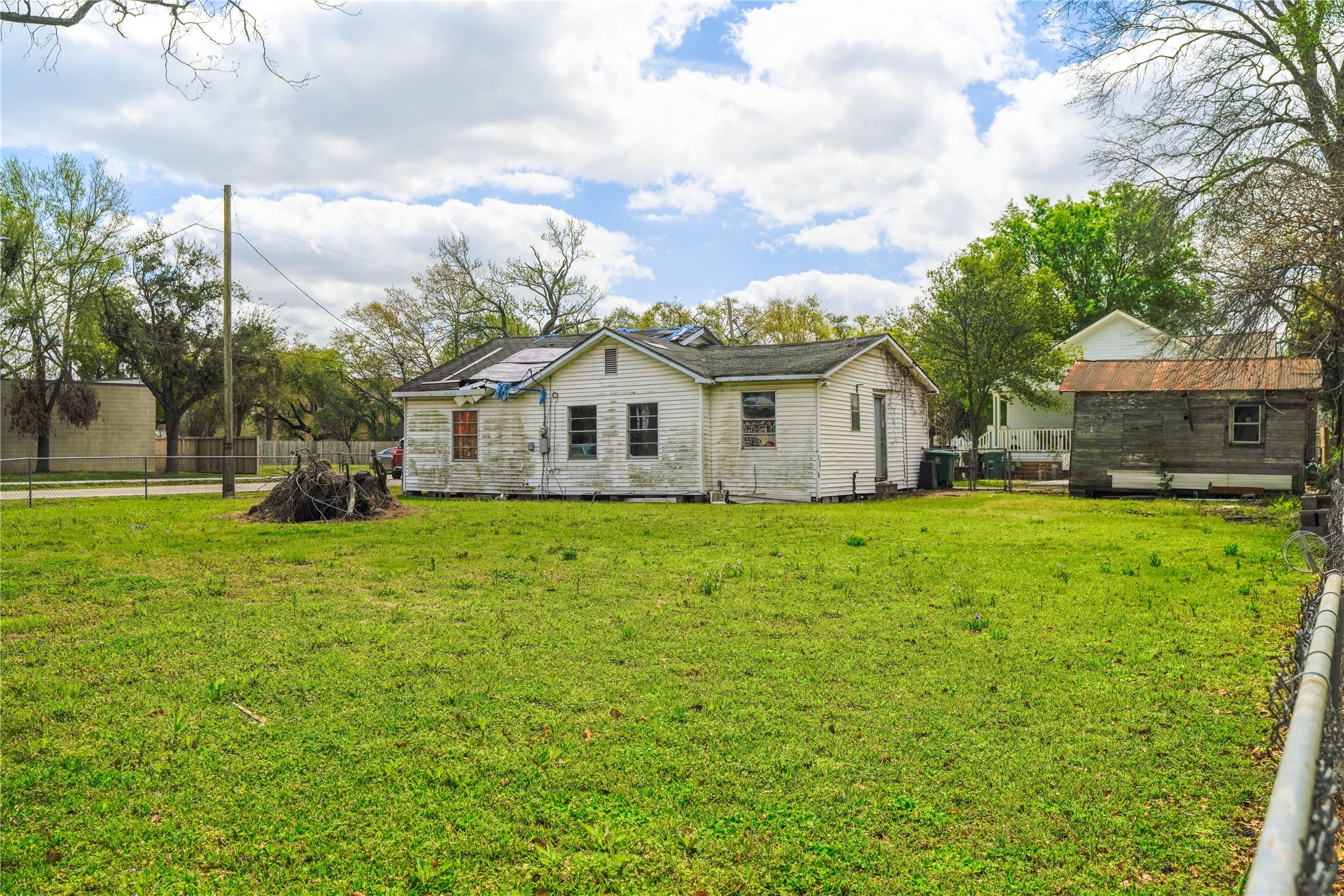 6515 Lloyd Street Houston, TX 77022 - Photo 20 of 34 a view of a house with backyard and garden
