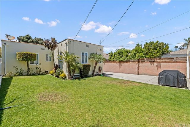 a view of a back yard of the house