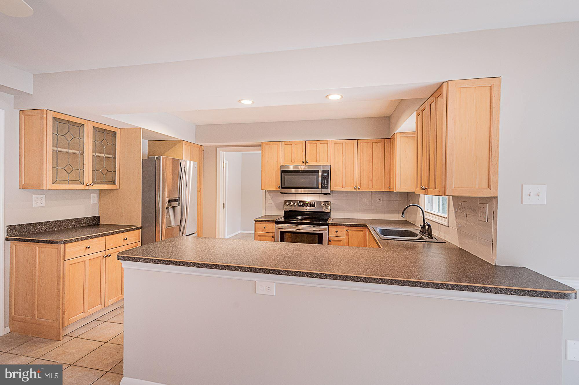 12401 Silverbirch Lane Laurel, MD 20708 - Photo 10 of 50 Eat-In Kitchen