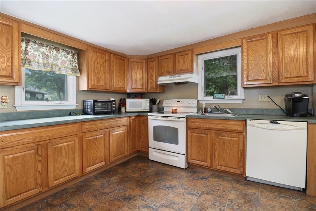 29 Sandwich Road Wareham, MA 02571 - Photo 6 of 21