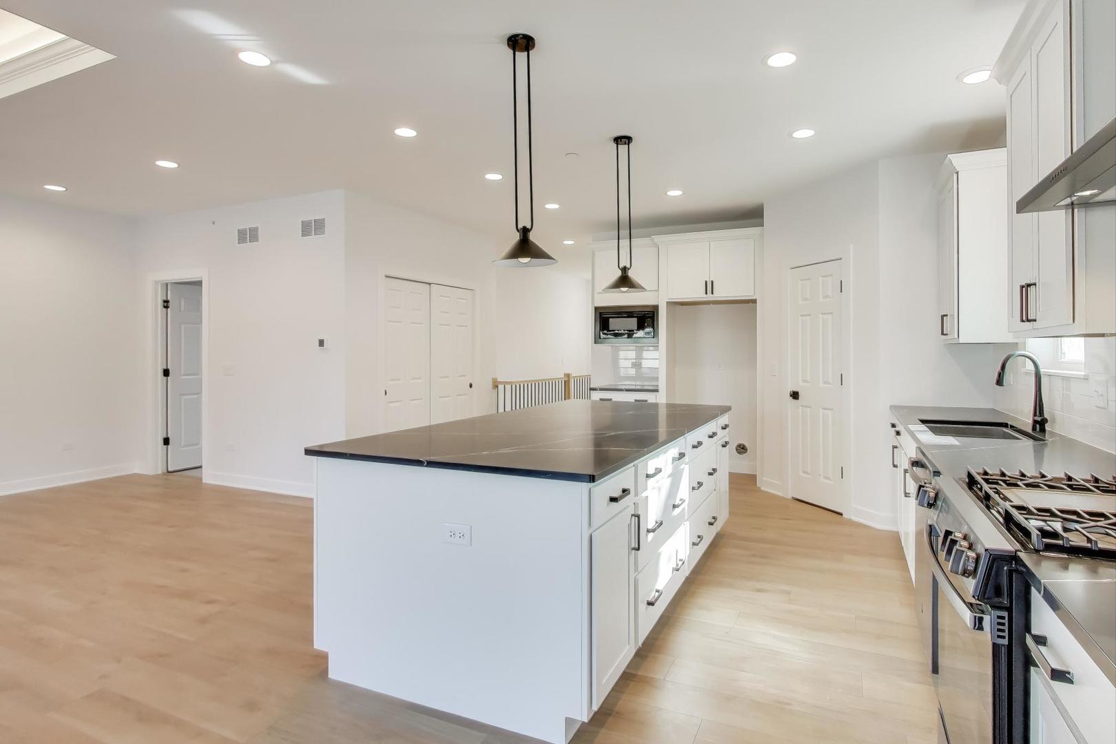 902 North Quentin Road Palatine, IL 60067 - Photo 8 of 24