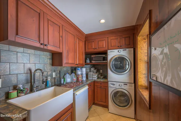 a view of a bench in the middle of a yard