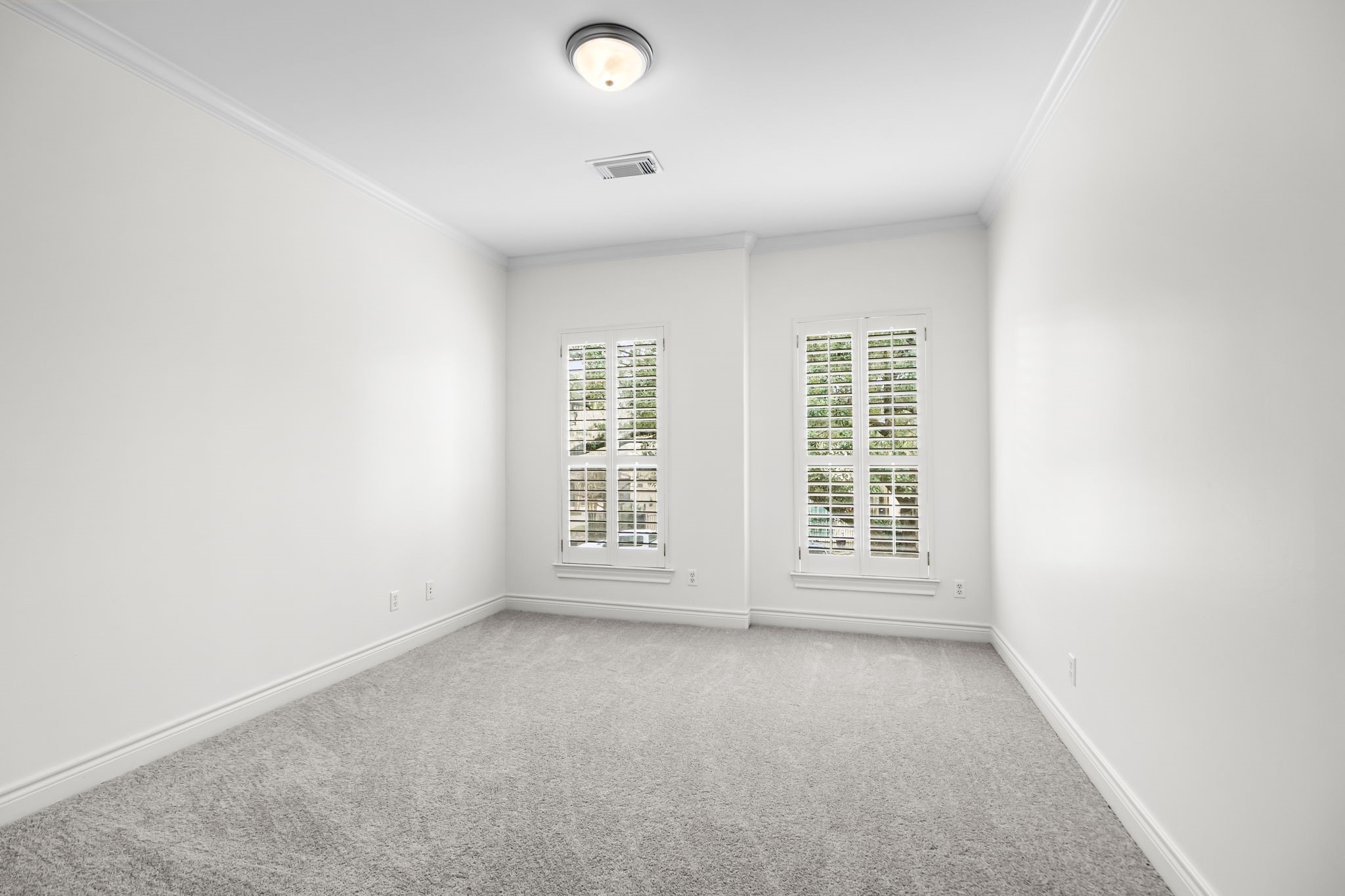 4026 Gramercy Street Houston, TX 77025 - Photo 22 of 35 an empty room with windows