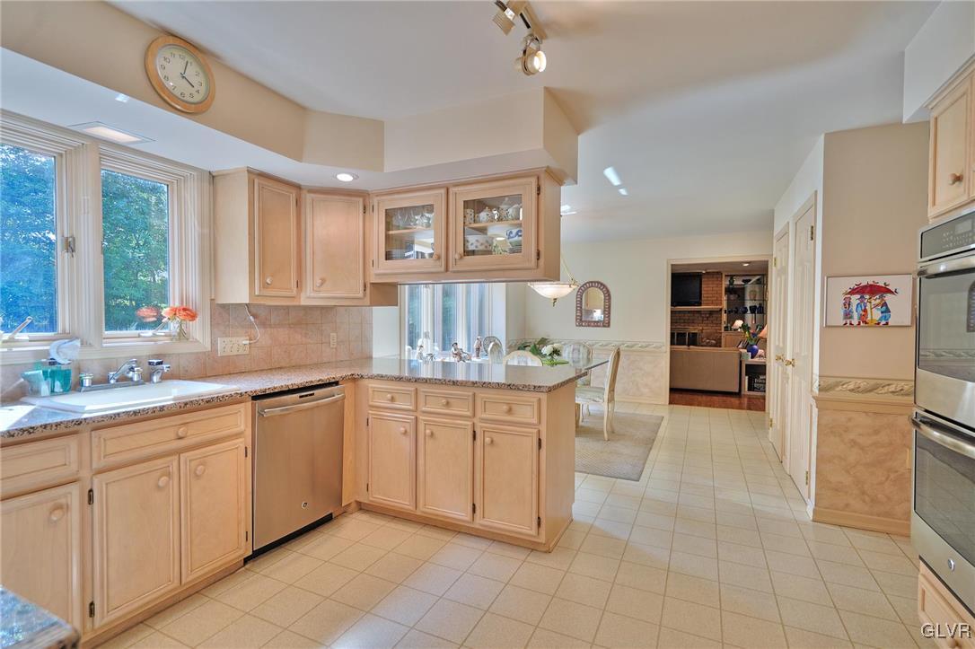 1432 Hampton Road Allentown, PA 18104 - Photo 8 of 38 Gallery Image 8
