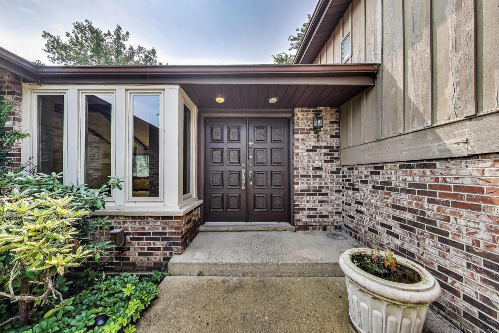 823 Cambridge Row Addison, IL 60101 - Photo 3 of 46