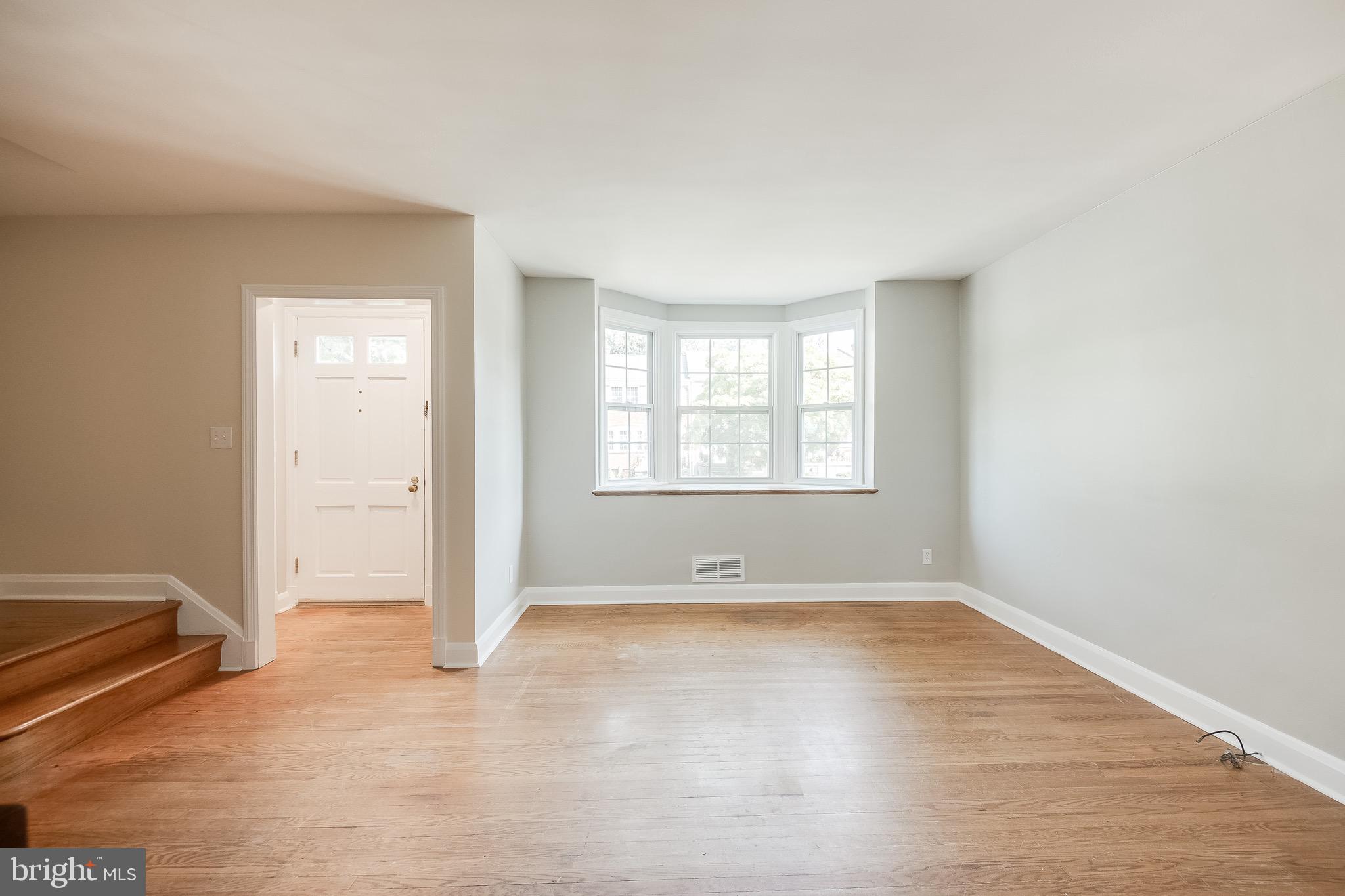 207 Blenheim Road Baltimore, MD 21212 - Photo 7 of 37 Beautiful open Living Room w/ Bright Window