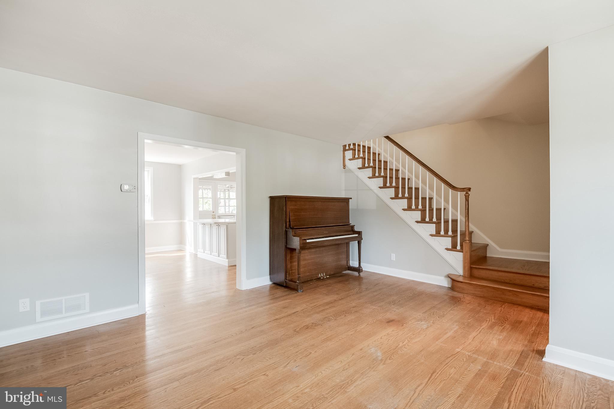 207 Blenheim Road Baltimore, MD 21212 - Photo 8 of 37 Gorgeous hardwood floors at Living room