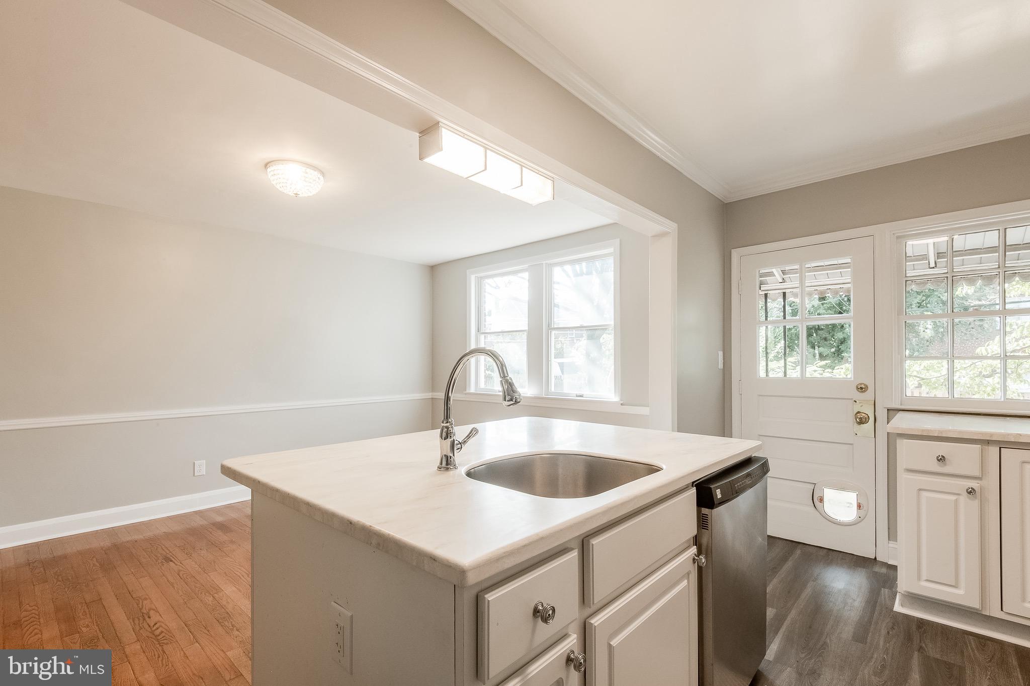 207 Blenheim Road Baltimore, MD 21212 - Photo 10 of 37 Island w/ Quartz