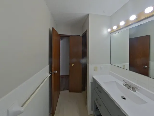 $2,169 | 1000 Concordia Avenue, St. Paul, MN 55104