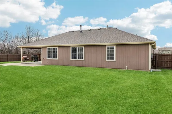 $475,000 | 1343 Delaware Drive, Tonganoxie, KS 66086
