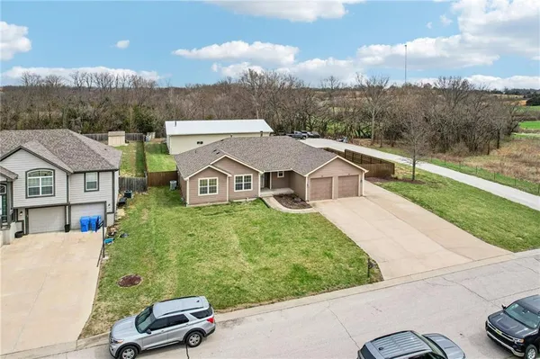 $475,000 | 1343 Delaware Drive, Tonganoxie, KS 66086
