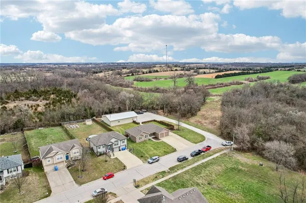 $475,000 | 1343 Delaware Drive, Tonganoxie, KS 66086