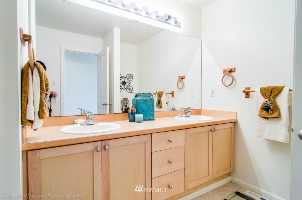 27410 Maple Ridge Way Southeast Maple Valley, WA 98038 - Photo 15 of 25