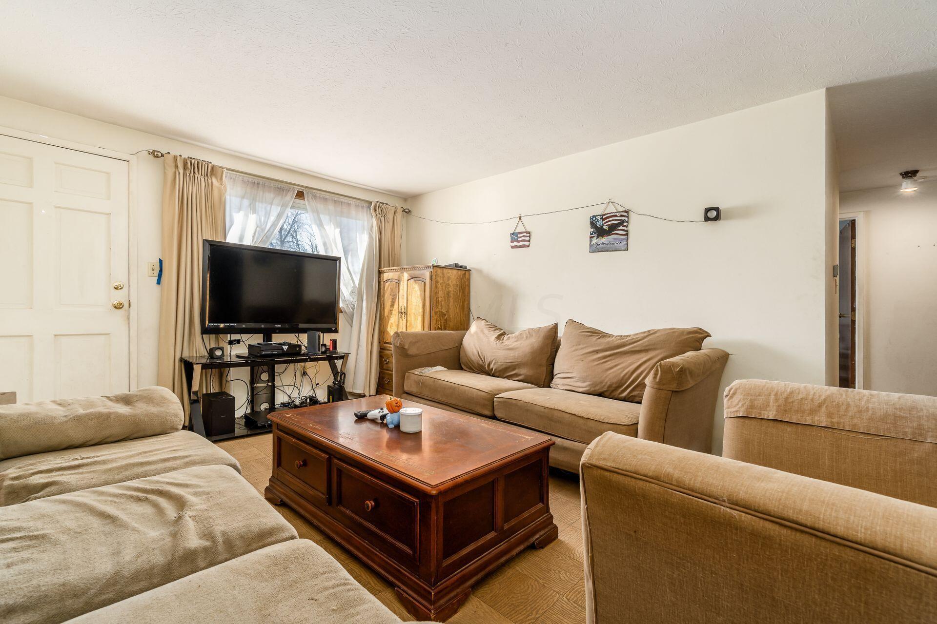3440 Binbrook Road North Columbus, OH 43227 - Photo 6 of 25 Living Room