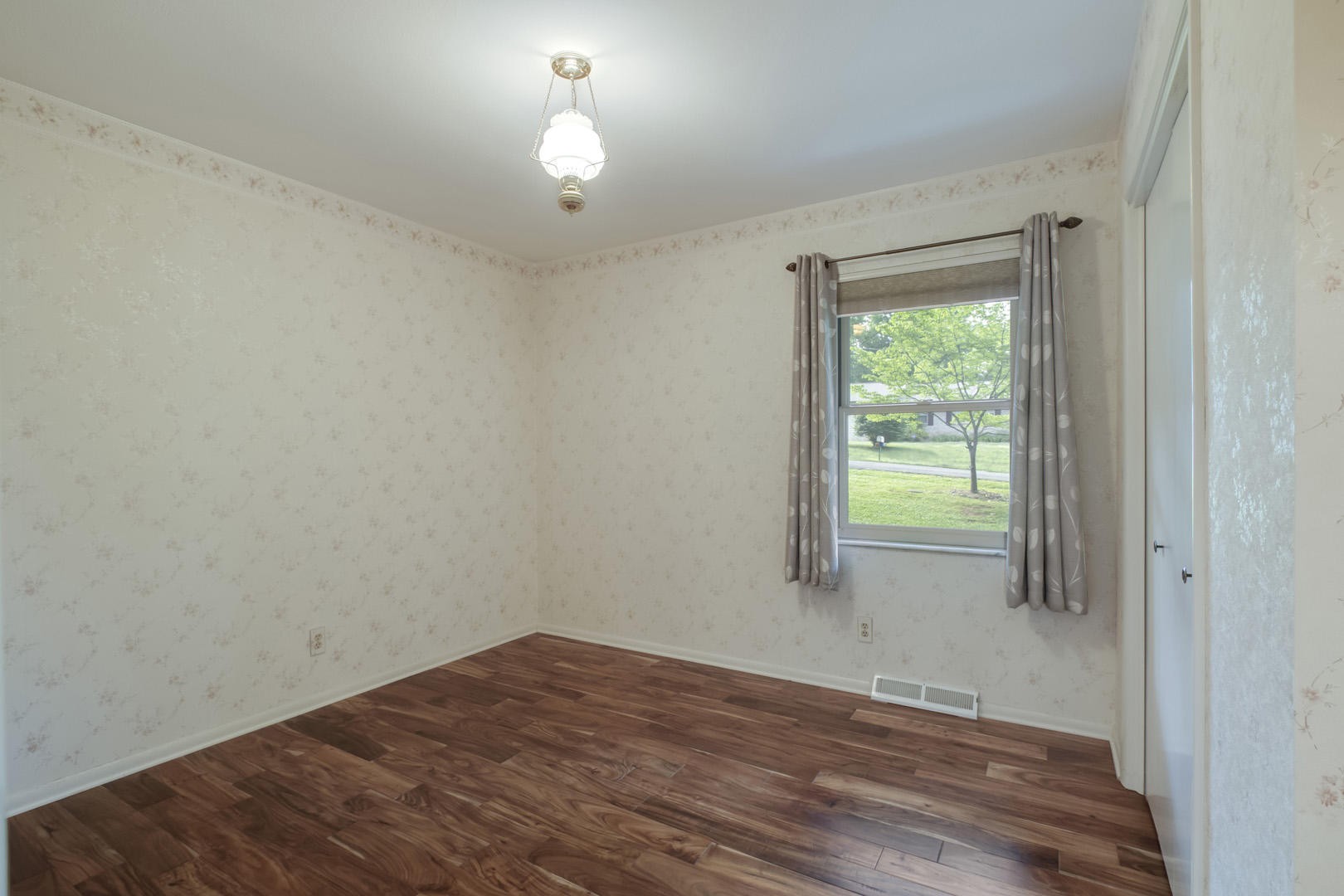 517 Gibbs Ferry Road Clinton, TN 37716 - Photo 19 of 36 a view of empty room with window