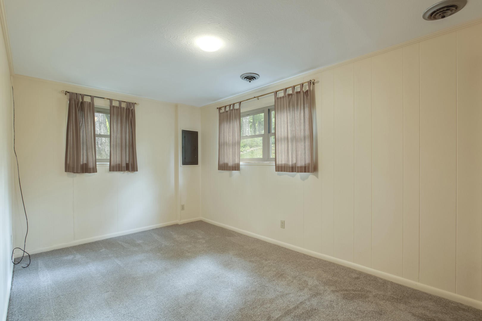 517 Gibbs Ferry Road Clinton, TN 37716 - Photo 27 of 36 an empty room with windows