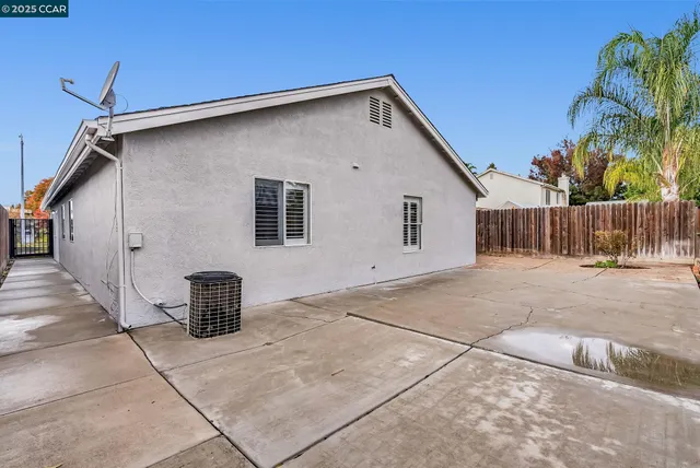 a view of backyard with pathway