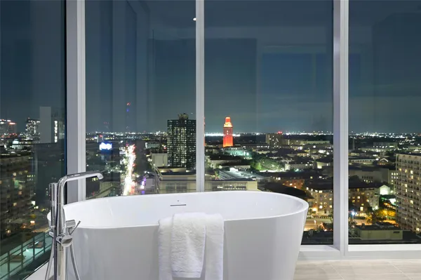$2,100,000 | 313 West 17th Street, Unit 2204, Austin, TX 78701
