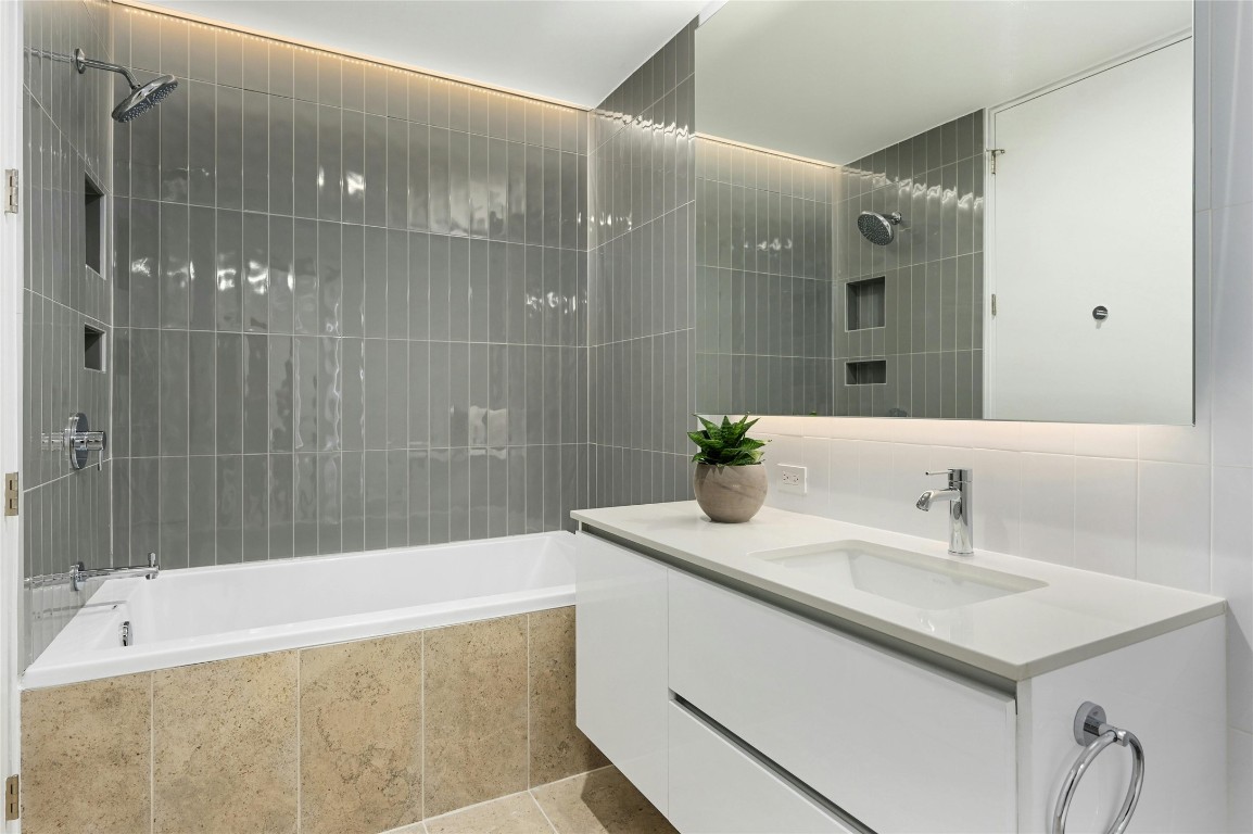 313 West 17th Street, Unit 2204 Austin, TX 78701 - Photo 19 of 40 a bathroom with a bathtub and a sink