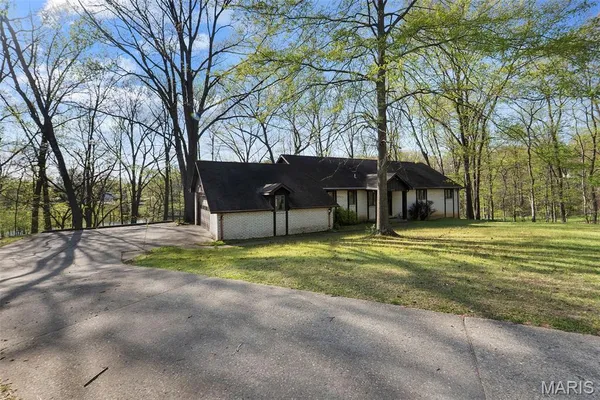 $300,000 | 3231 Lakewood Drive, Cape Girardeau, MO 63701