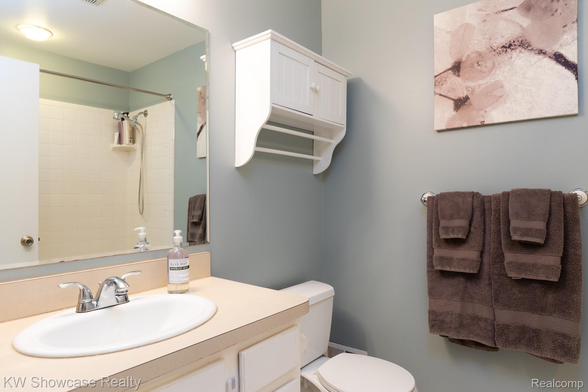 2332 Hiller Road West Bloomfield, MI 48324 - Photo 28 of 43 2332 Hiller Rd-29.jpg