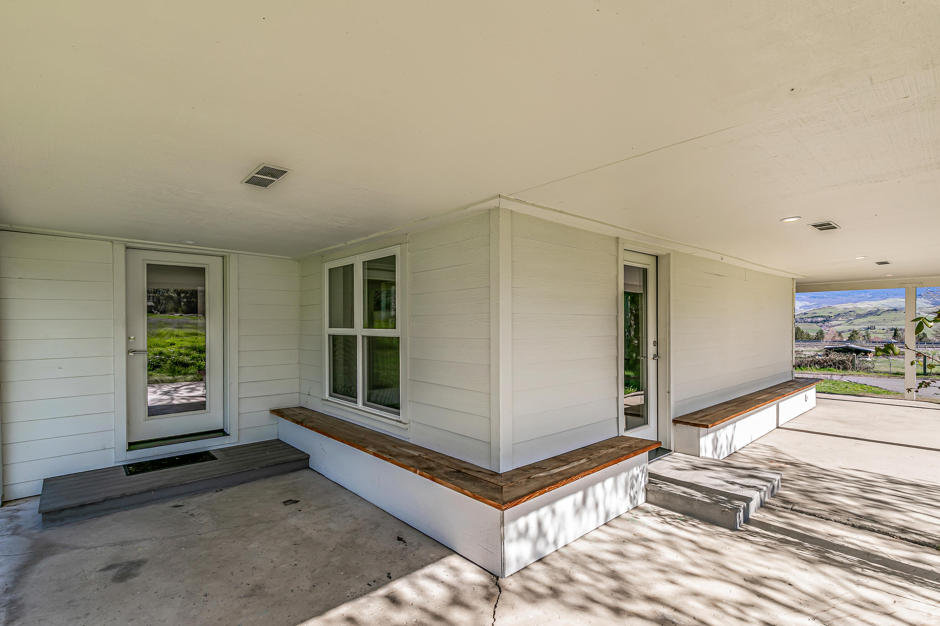 593 Crowson Road Ashland, OR 97520 - Photo 19 of 36 a room with a bed and a window