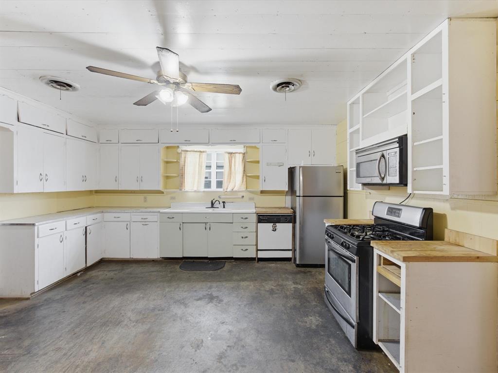 901 South College Avenue Decatur, TX 76234 - Photo 7 of 38