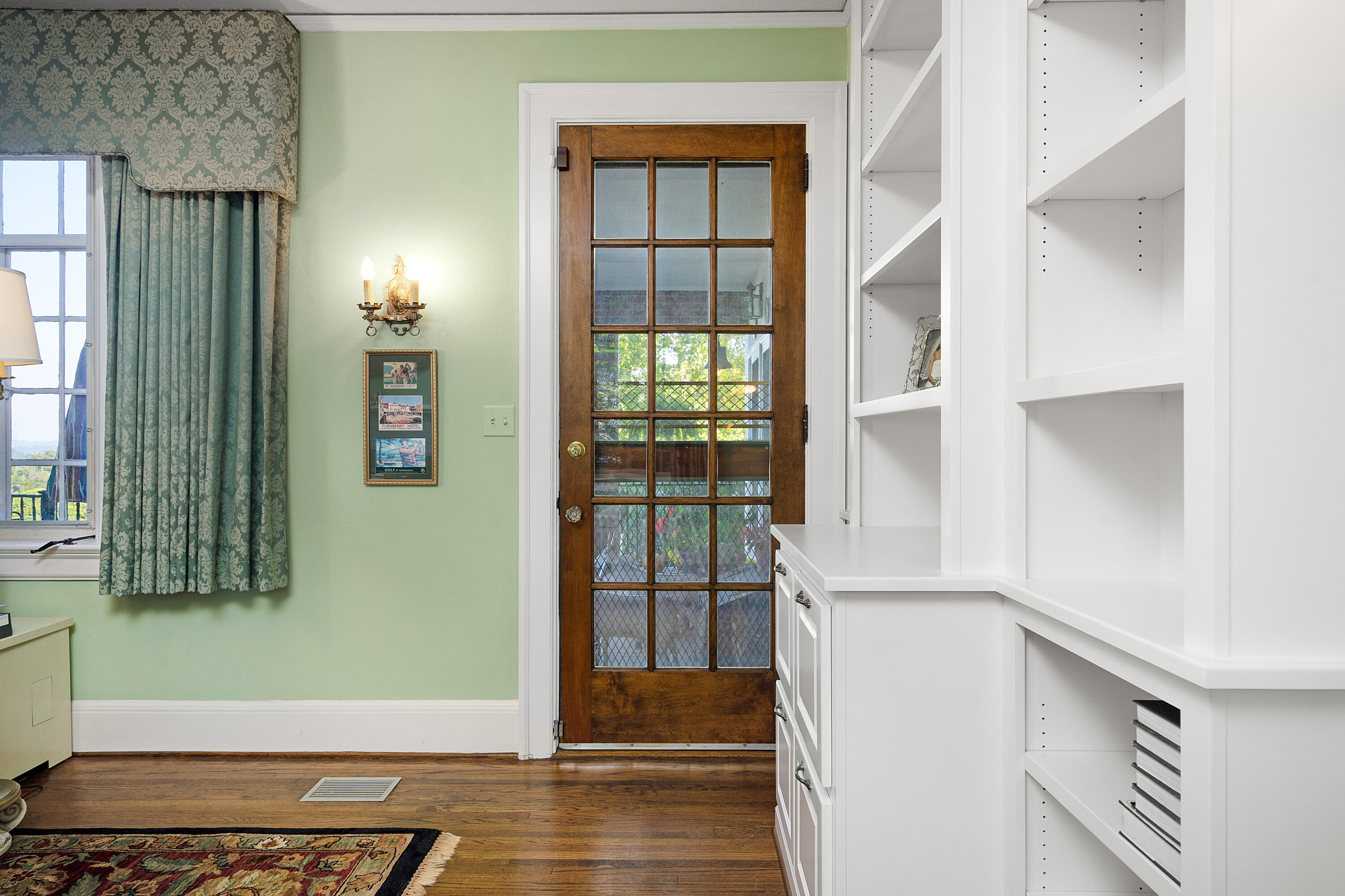 36 South Crest Road Chattanooga, TN 37404 - Photo 11 of 100 9. Exterior Door - Living room
