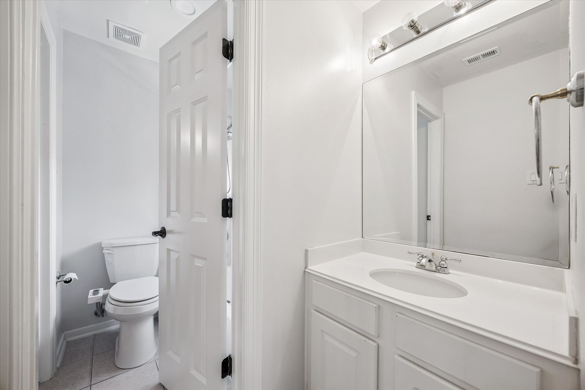3047 Bonnebridge Way Boulevard Houston, TX 77082 - Photo 47 of 50 Secondary bedroom featuring a private vanity area with a shared jack-and-jill bathroom consisting of a shower-tub combo and toilet.