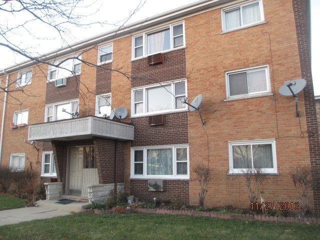 7858 Rutherford Avenue, Unit 2A Burbank, IL 60459 - Photo 1 of 10 front view of a house with a yard