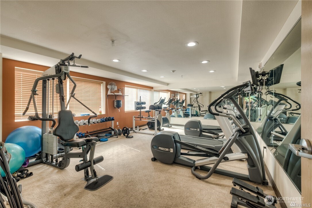 424 North 85th Street, Unit 406 Seattle, WA 98103 - Photo 27 of 34