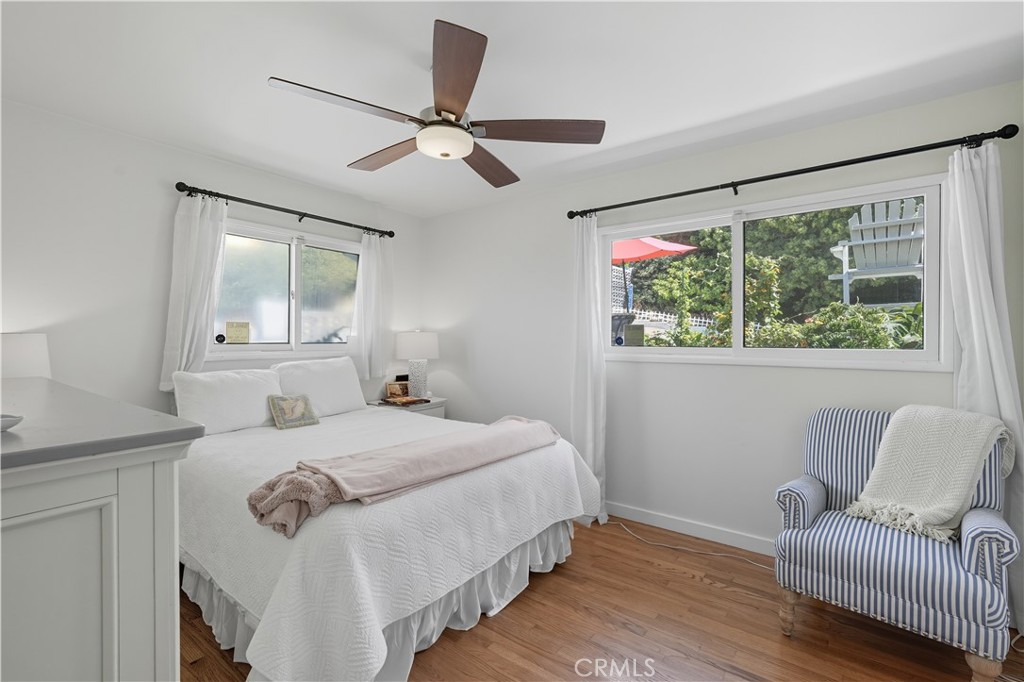 202 West Manchester Avenue Playa del Rey, CA 90293 - Photo 11 of 21 a bedroom with a bed and a window