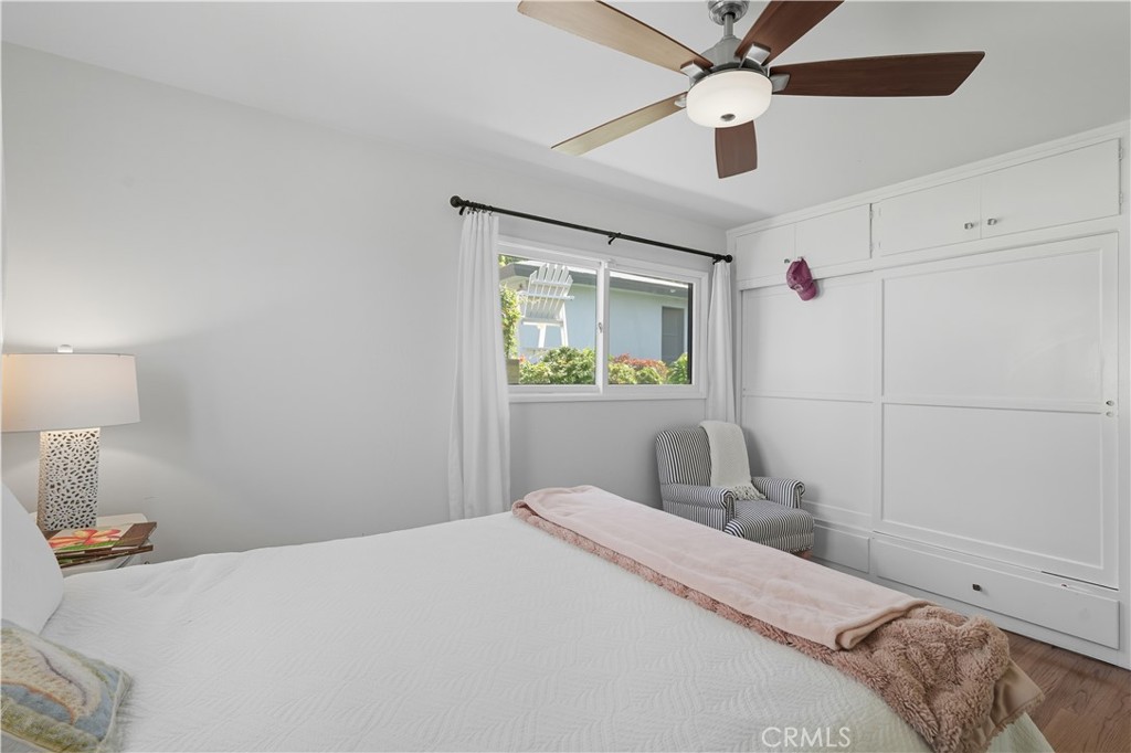202 West Manchester Avenue Playa del Rey, CA 90293 - Photo 12 of 21 a bedroom with a bed and a window