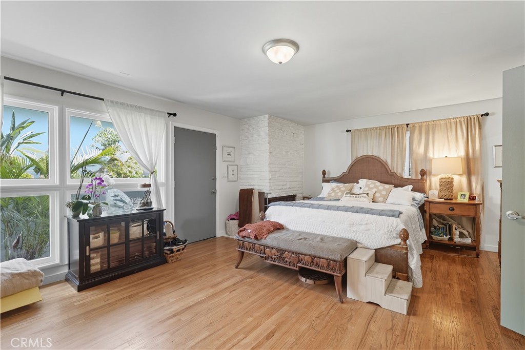 202 West Manchester Avenue Playa del Rey, CA 90293 - Photo 16 of 21 a bedroom with a bed and a wooden floor