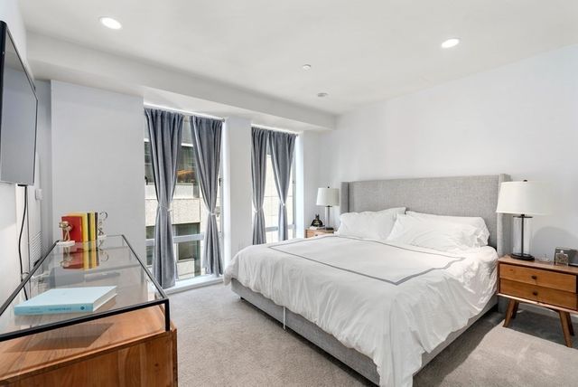 $950,000 | 80 Broad Street, Unit 1007, Boston, MA 02110